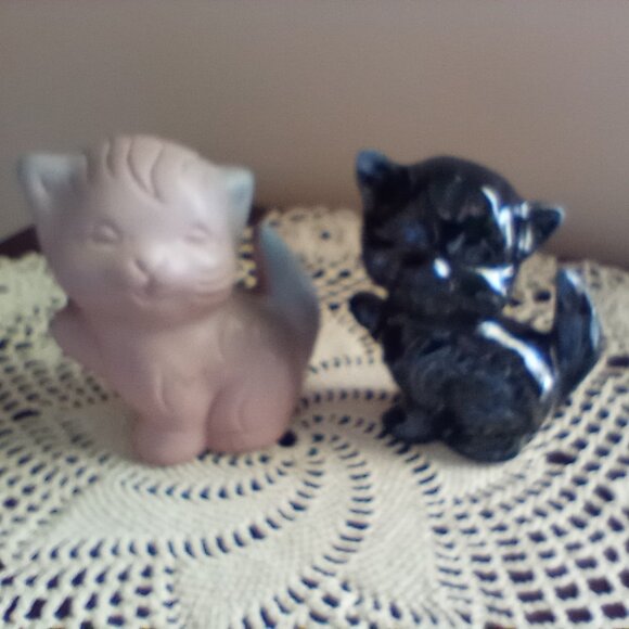 Van Briggle Art Pottery Cat Figurine High Gloss Dark Blue Glaze - signed - Picture 9 of 9